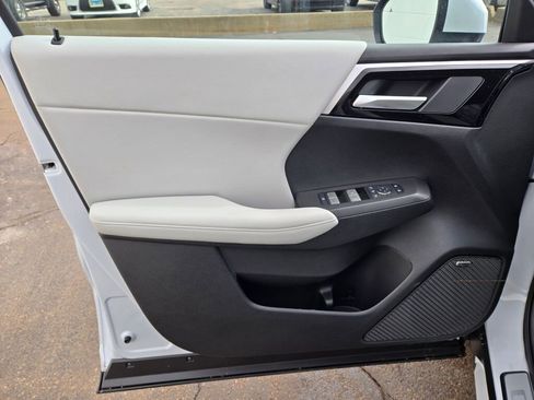 New 2026 Mitsubishi Outlander SE image 17