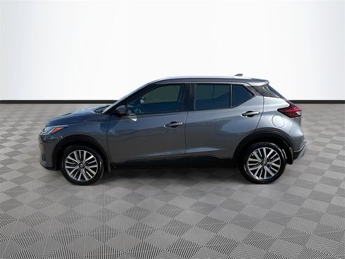 Used 2022 Nissan Kicks SV image 4