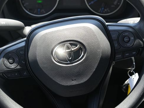 Used 2022 Toyota RAV4 LE AWD/4WD image 16