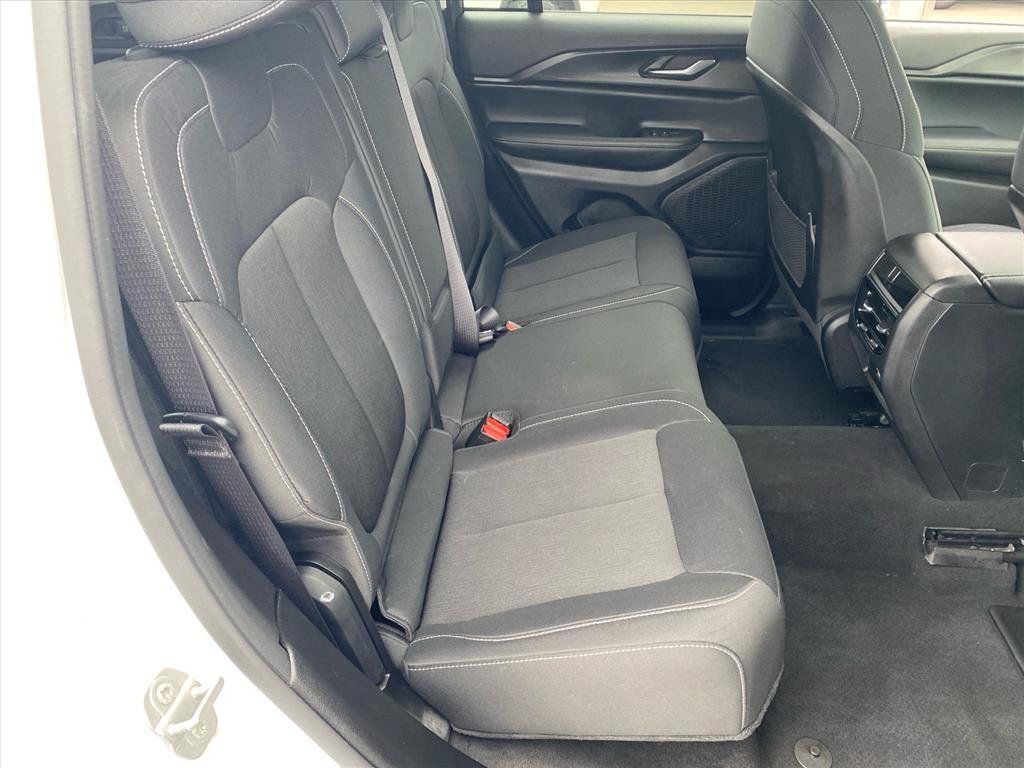 Used 2023 Jeep Grand Cherokee Laredo AWD/4WD image 22
