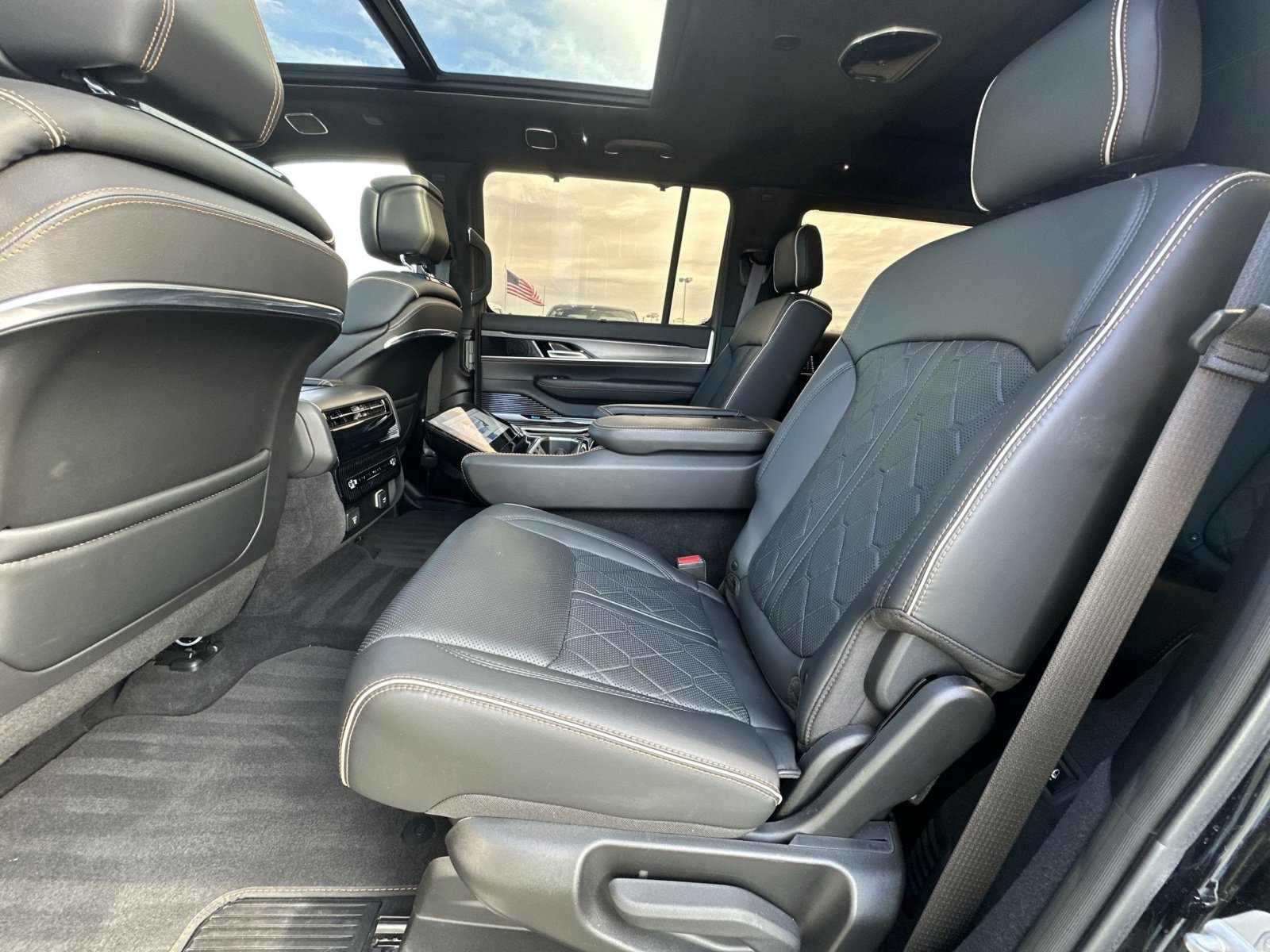 Used 2023 Jeep Grand Wagoneer Series III AWD/4WD image 26