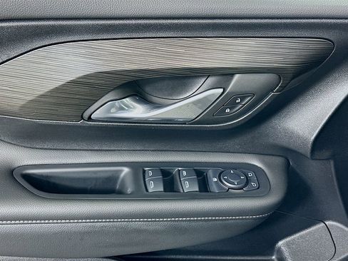 Used 2024 GMC Terrain SLE image 17