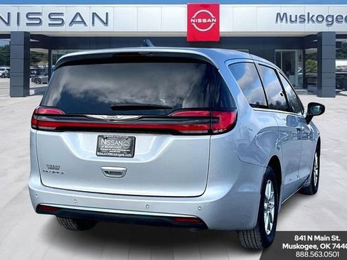 Used 2024 Chrysler Pacifica Touring-L image 5