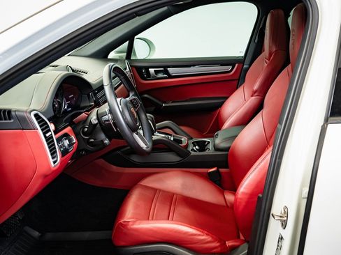 Certified 2023 Porsche Cayenne Platinum Edition image 5