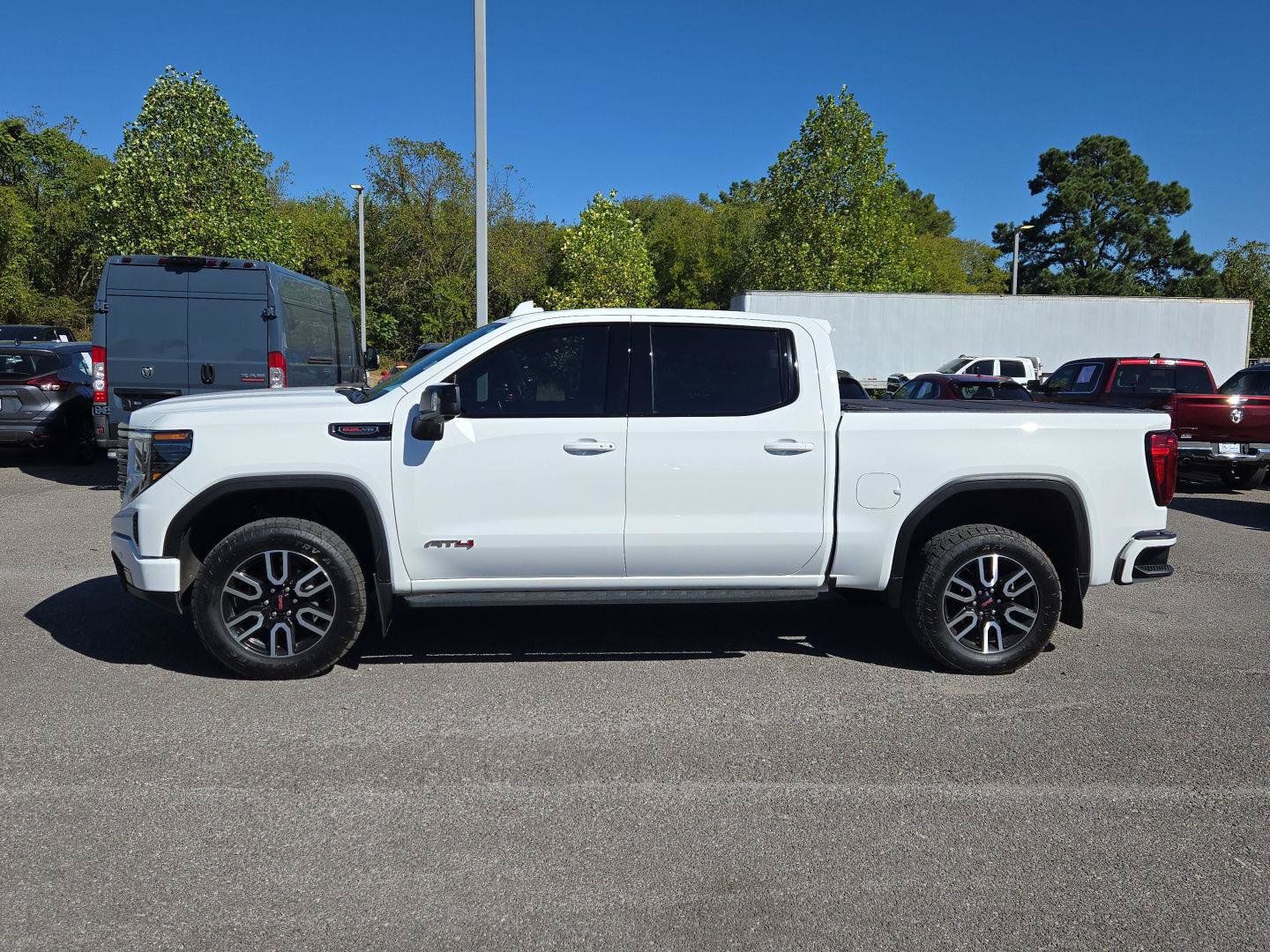 Used 2022 GMC Sierra 1500 AT4 w/ AT4 Premium Package AWD/4WD image 4