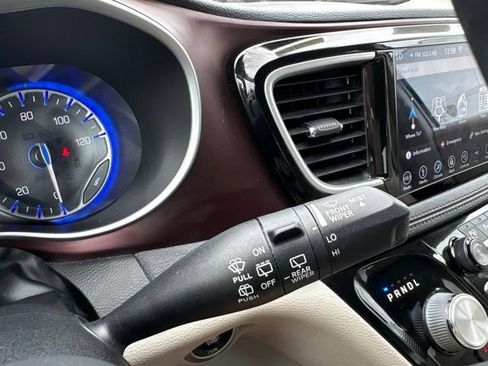 Used 2018 Chrysler Pacifica Limited w/ Tire & Wheel Group FWD image 24