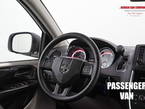 Used 2018 Dodge Grand Caravan SE w/ UConnect Hands-Free Group FWD image 23
