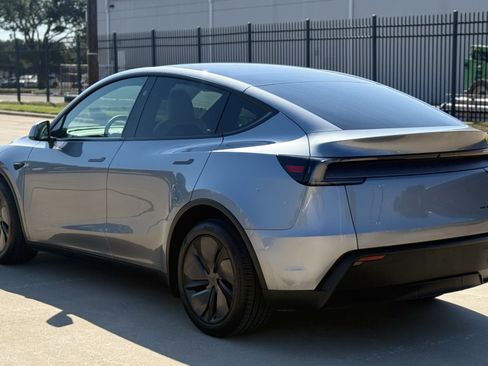 Used 2026 Tesla Model Y AWD image 5