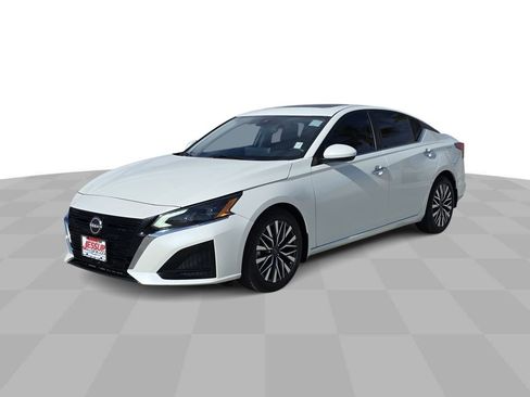 Used 2023 Nissan Altima 2.5 SV w/ SV Premium Package image 4