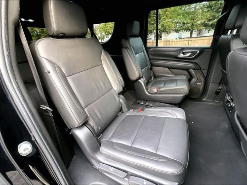 Used 2022 Chevrolet Suburban LT w/ Luxury Package image 30