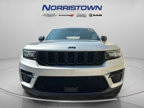 Used 2023 Jeep Grand Cherokee Altitude AWD/4WD image 3