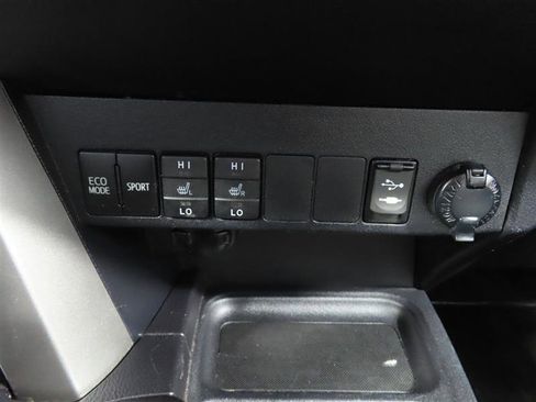 Used 2018 Toyota RAV4 XLE AWD/4WD image 29