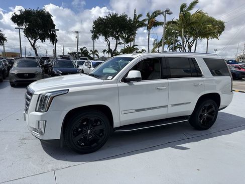 Used 2018 Cadillac Escalade Luxury AWD/4WD image 10