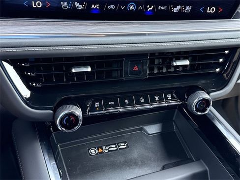 New 2025 Chevrolet Suburban Premier image 30