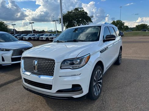 Used 2024 Lincoln Navigator Reserve AWD/4WD image 4