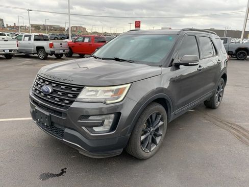Used 2017 Ford Explorer XLT w/ Equipment Group 202A image 3