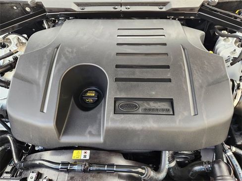 Used 2025 Land Rover Defender 130 X-Dynamic SE image 28