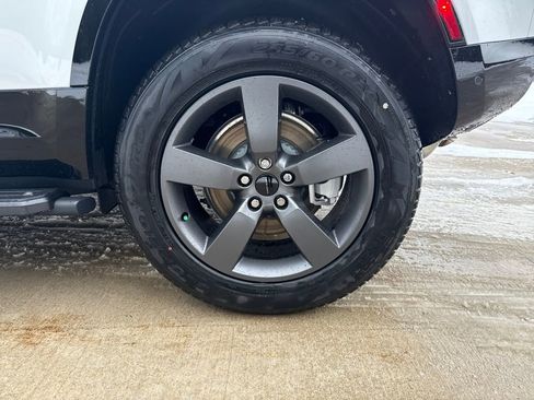 New 2026 Land Rover Defender 110 X-Dynamic SE image 24