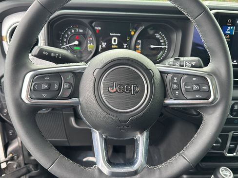 Used 2025 Jeep Wrangler Sahara image 16