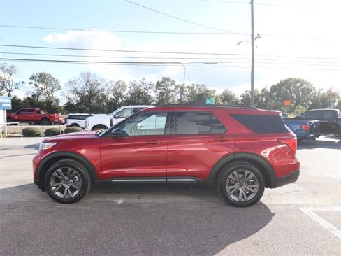 Certified 2022 Ford Explorer XLT w/ Equipment Group 202A image 7