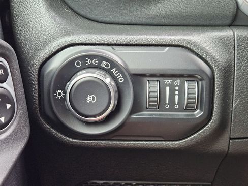Used 2018 Jeep Wrangler Unlimited Sahara AWD/4WD image 24