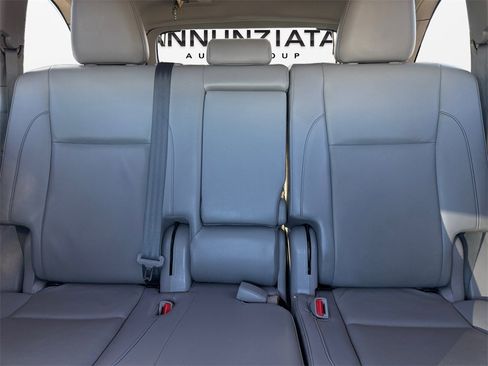 Used 2019 Toyota Highlander XLE image 16