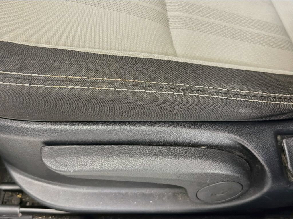 Used 2022 Hyundai Venue SEL FWD image 21