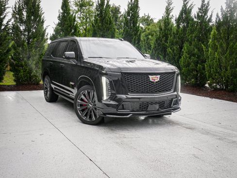 Used 2026 Cadillac Escalade V AWD/4WD image 2