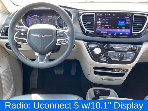 Used 2024 Chrysler Pacifica Touring-L image 8