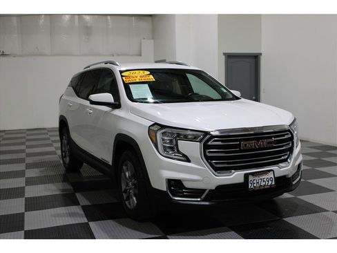 Used 2023 GMC Terrain SLT image 3