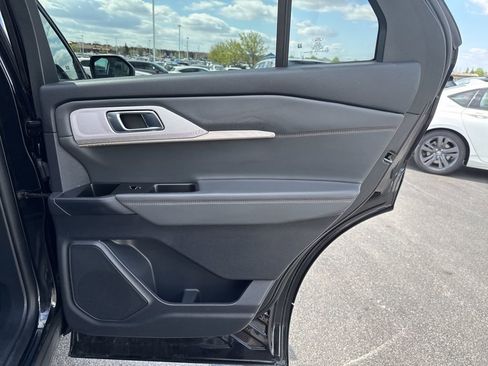 Used 2025 Ford Explorer Active AWD/4WD image 37