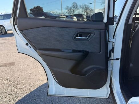 Used 2023 Nissan Rogue SV image 16