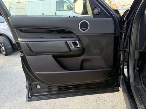 Used 2018 Land Rover Discovery SE image 13