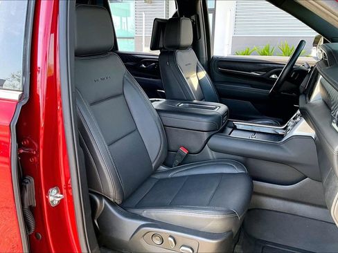 Used 2023 GMC Yukon Denali w/ Advanced Technology Package image 9