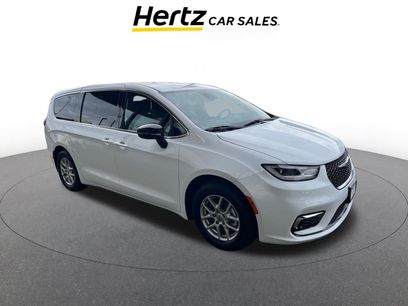 Used 2025 Chrysler Pacifica Select