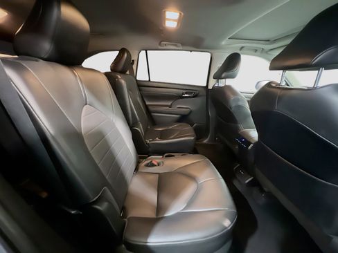 Used 2020 Toyota Highlander XLE image 20