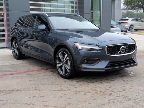 Used 2025 Volvo V60 B5 Cross Country Plus image 2