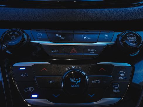 Used 2025 Chrysler Pacifica Select image 17