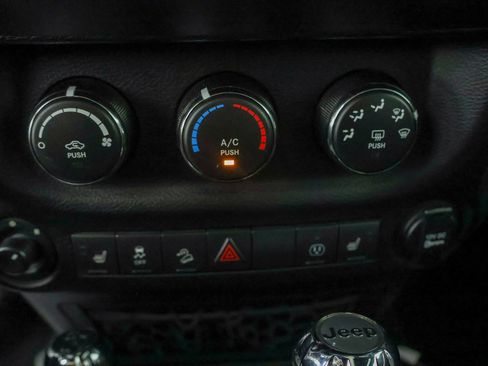 Used 2017 Jeep Wrangler Unlimited Rubicon w/ Connectivity Group AWD/4WD image 30