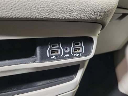 Used 2023 Chrysler Pacifica Touring-L FWD image 23