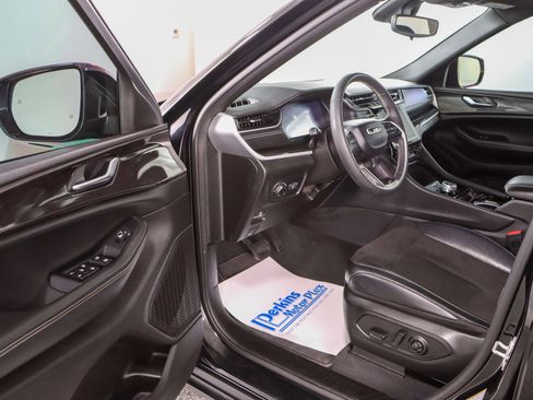 Used 2023 Jeep Grand Cherokee Altitude image 3