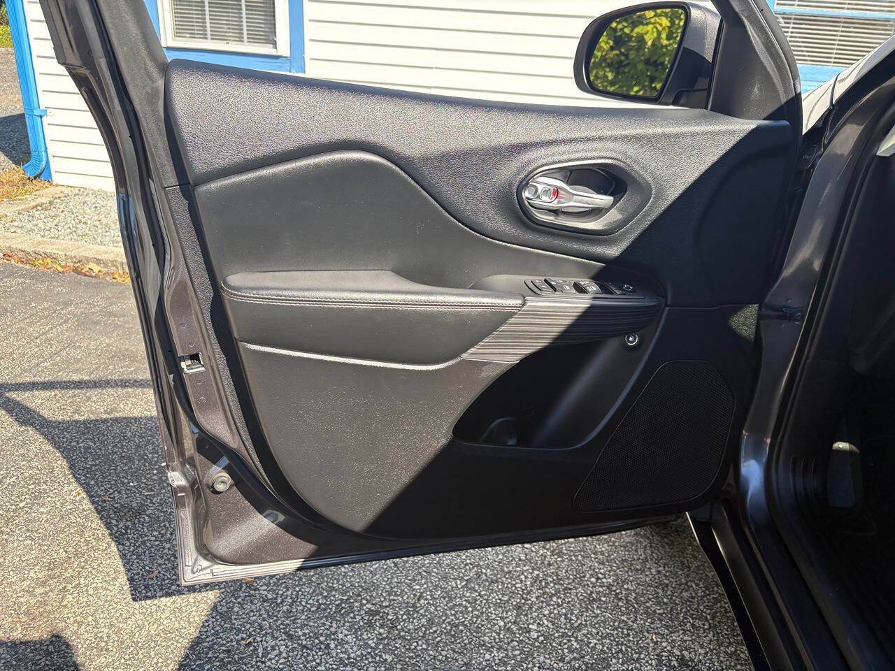 Used 2015 Jeep Cherokee Limited AWD/4WD image 13