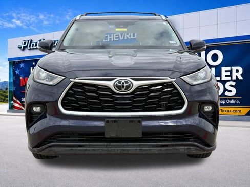 Used 2021 Toyota Highlander XLE FWD image 2