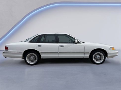 Used 1996 Ford Crown Victoria LX image 2