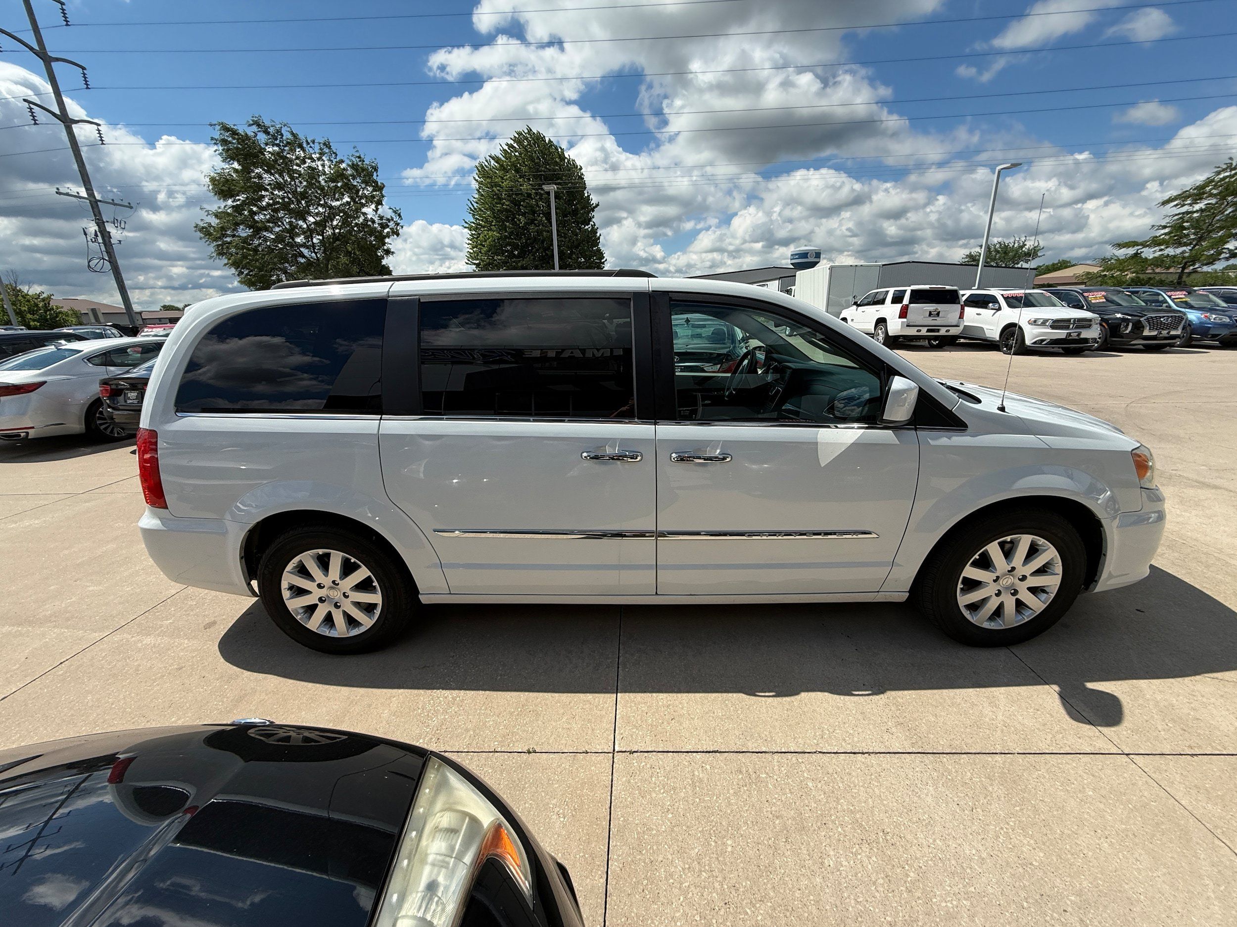 Used 2016 Chrysler Town & Country Touring w/ Driver Convenience Group FWD image 6