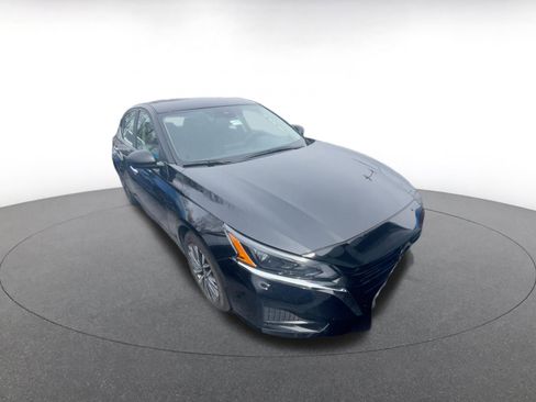 Used 2025 Nissan Altima 2.5 SV image 10