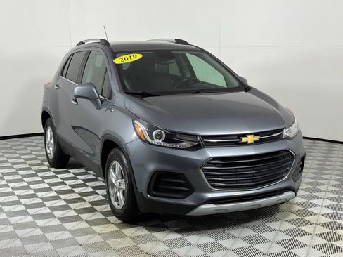 Used 2019 Chevrolet Trax LT w/ LT Convenience Package FWD image 3