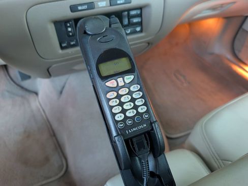 Used 2000 Lincoln Town Car Cartier RWD image 18