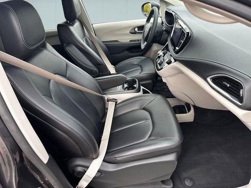 Used 2023 Chrysler Pacifica Touring-L AWD/4WD image 28