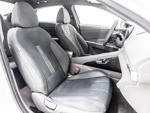 Used 2023 Hyundai Elantra SEL image 31